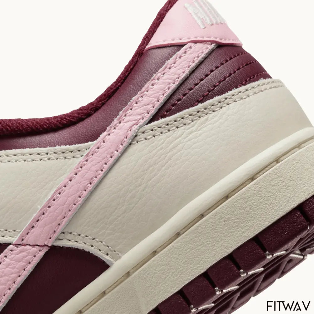 Combinação marcante de marrom e rosa em couro premium com conforto leve e estilo retrô.