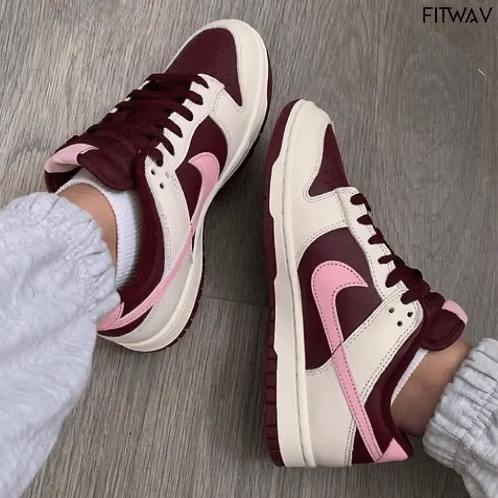 Combinação marcante de marrom e rosa em couro premium com conforto leve e estilo retrô.