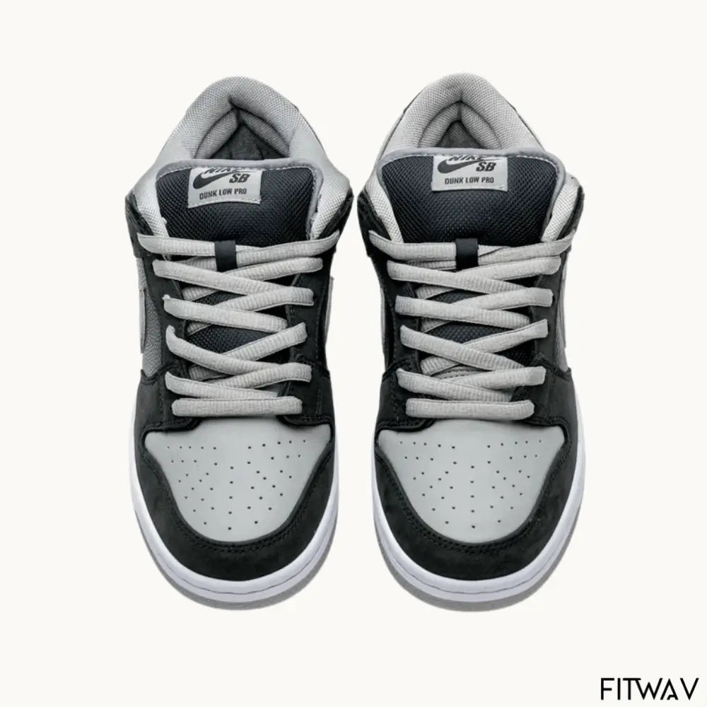 O Nike SB Dunk low pro fog shadow traz estilo autêntico e versatilidade unissex. Cabedal em camurça e couro, ideal para o dia a dia ou para o skate.