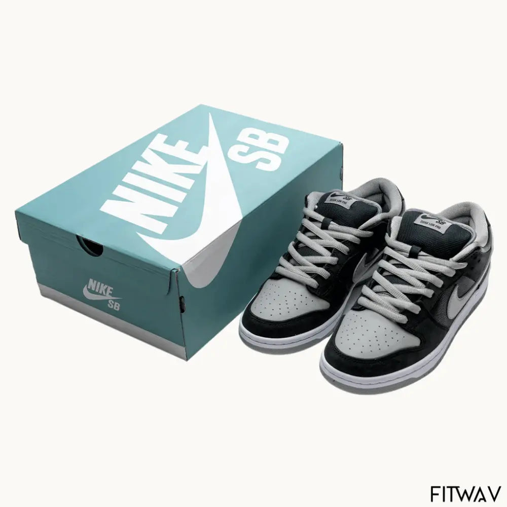 O Nike SB Dunk low pro fog shadow traz estilo autêntico e versatilidade unissex. Cabedal em camurça e couro, ideal para o dia a dia ou para o skate.