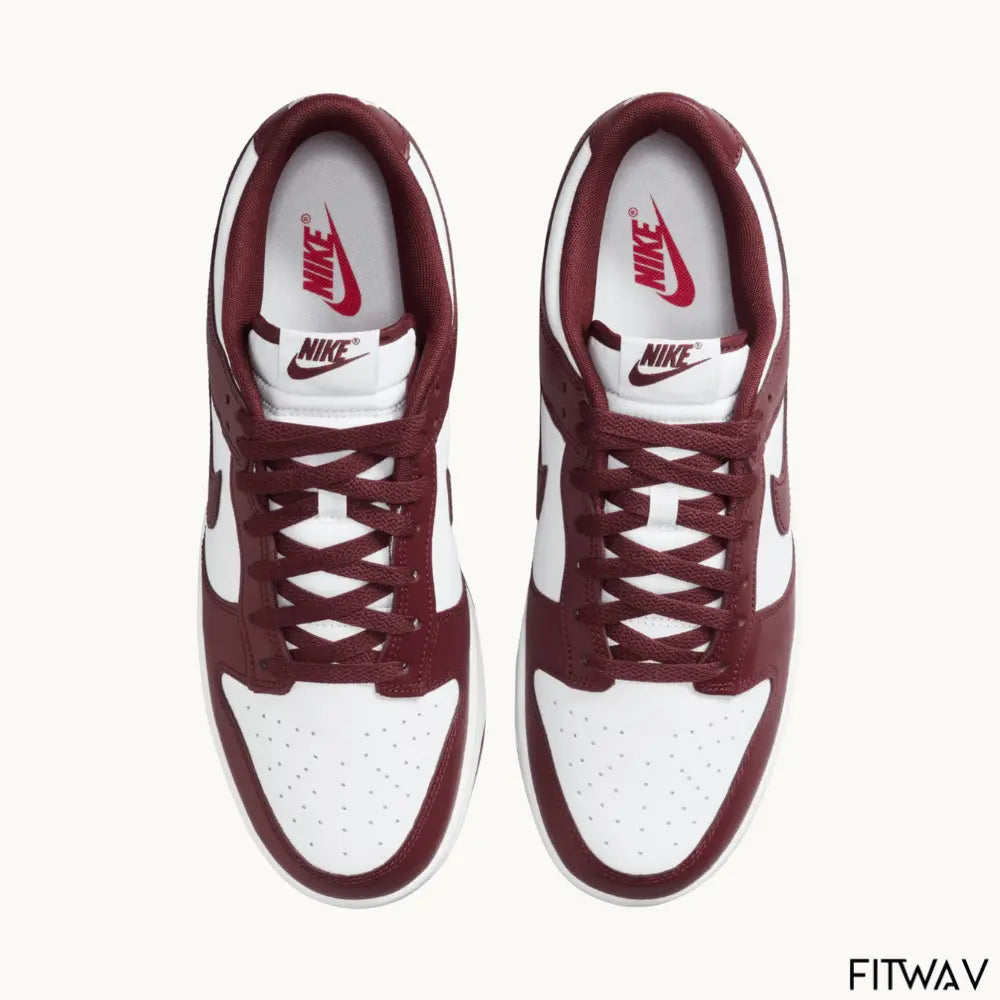 Caixa da Nike com o tênis Dunk Low Team Red Bordeaux em couro premium
