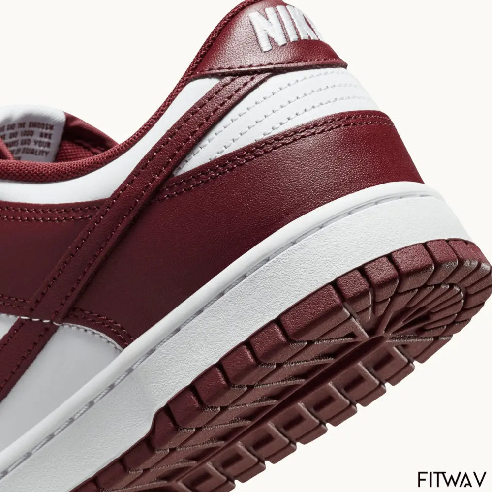 Caixa da Nike com o tênis Dunk Low Team Red Bordeaux em couro premium