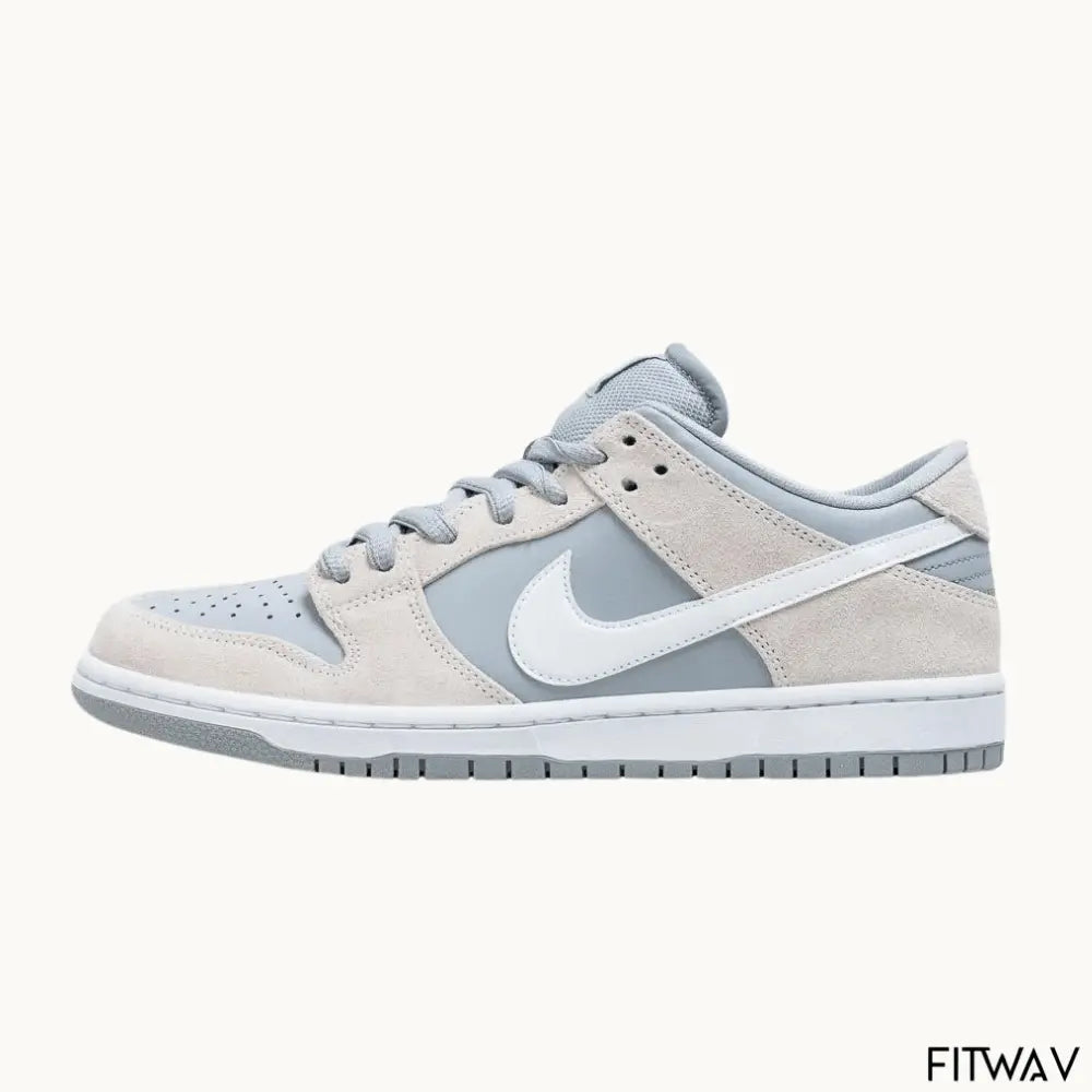 Tênis Nike Dunk Low Grey Suede visto de lado, acabamento em suede cinza premium