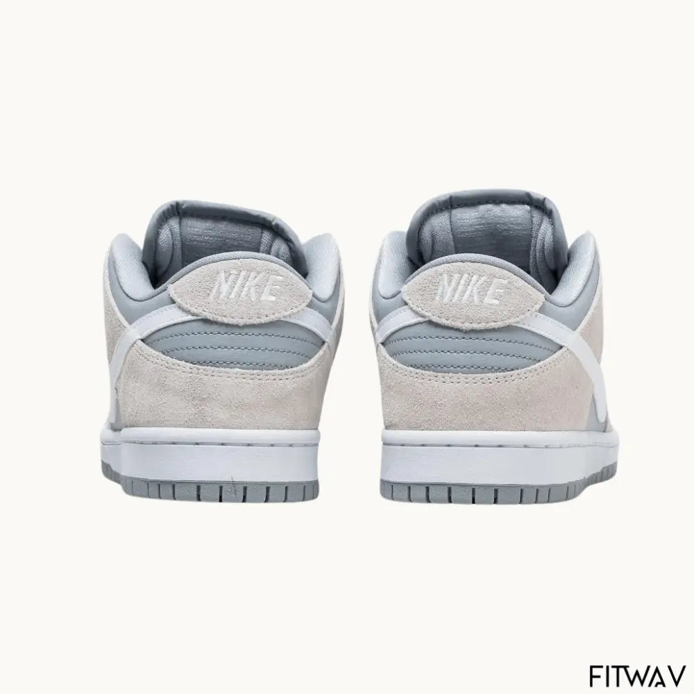 Tênis Nike Dunk Low Grey Suede visto de lado, acabamento em suede cinza premium