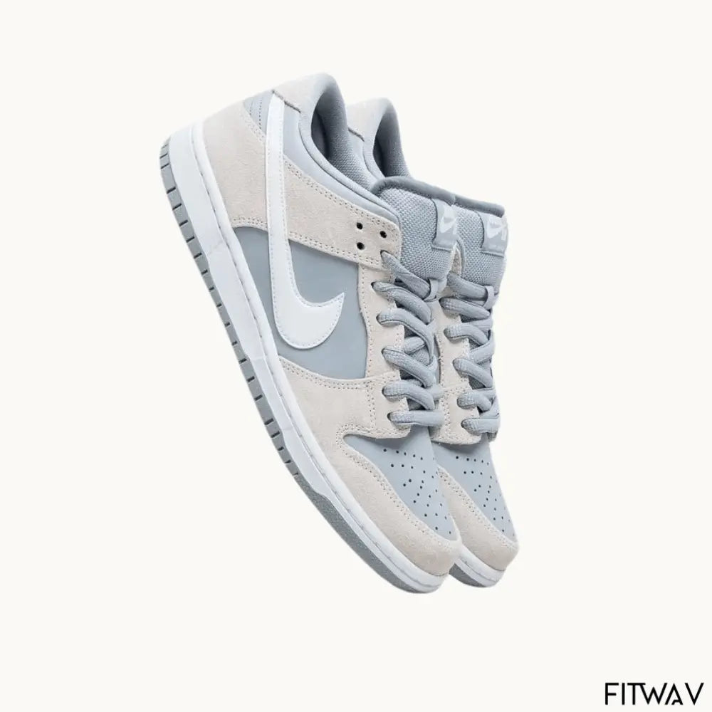 Tênis Nike Dunk Low Grey Suede visto de lado, acabamento em suede cinza premium