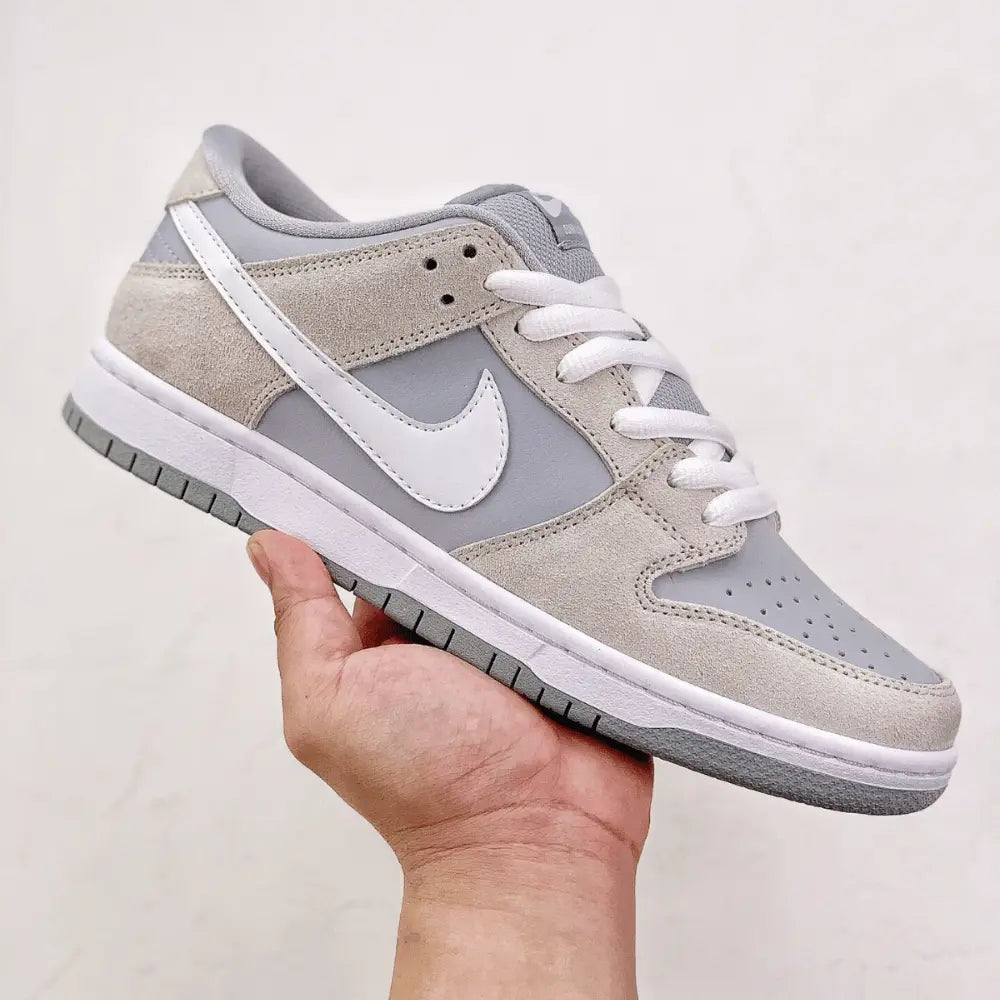 Tênis Nike Dunk Low Grey Suede visto de lado, acabamento em suede cinza premium