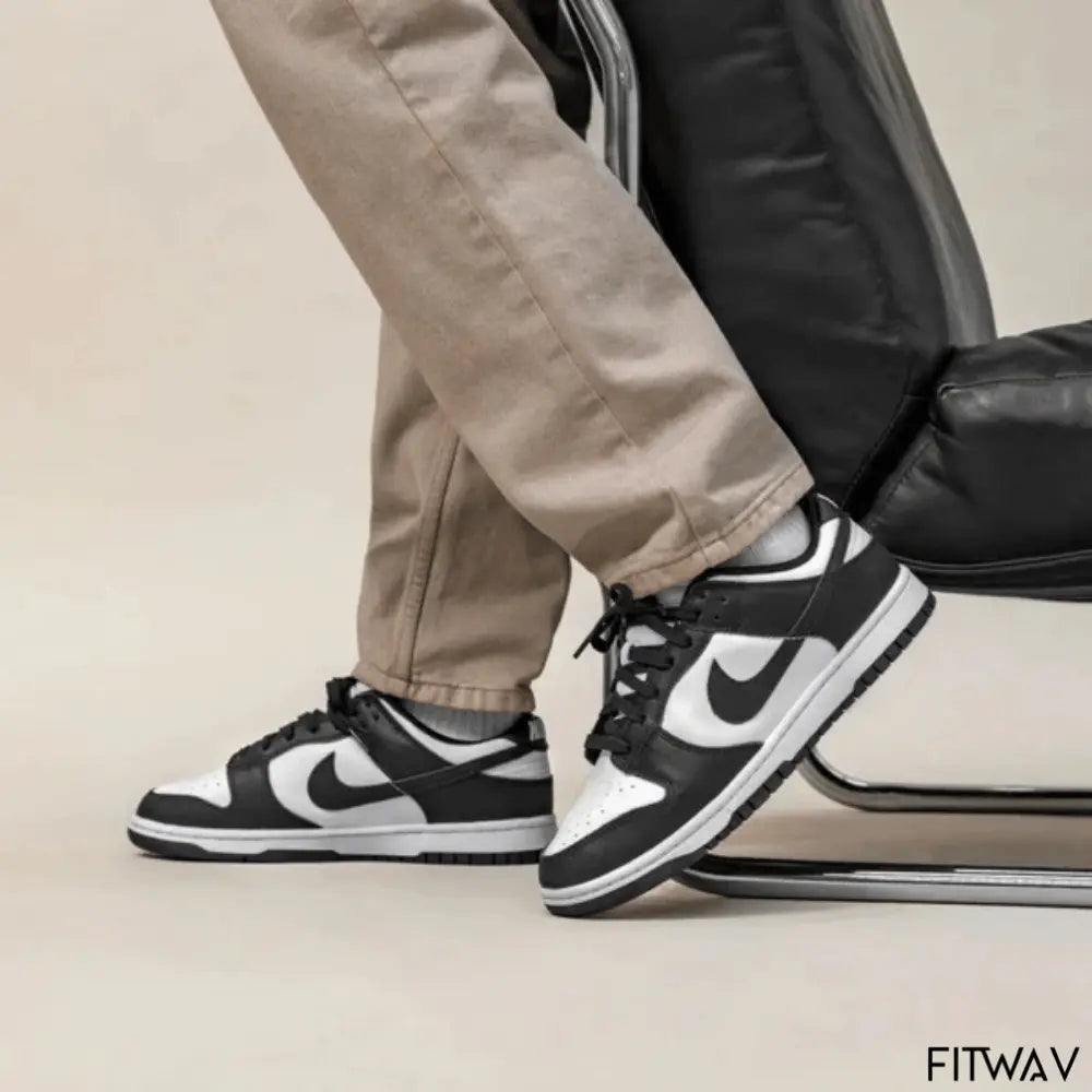 Tênis NK Dunk Low Retro Panda nas cores preto e branco com design clássico e sola em borracha – FitWav