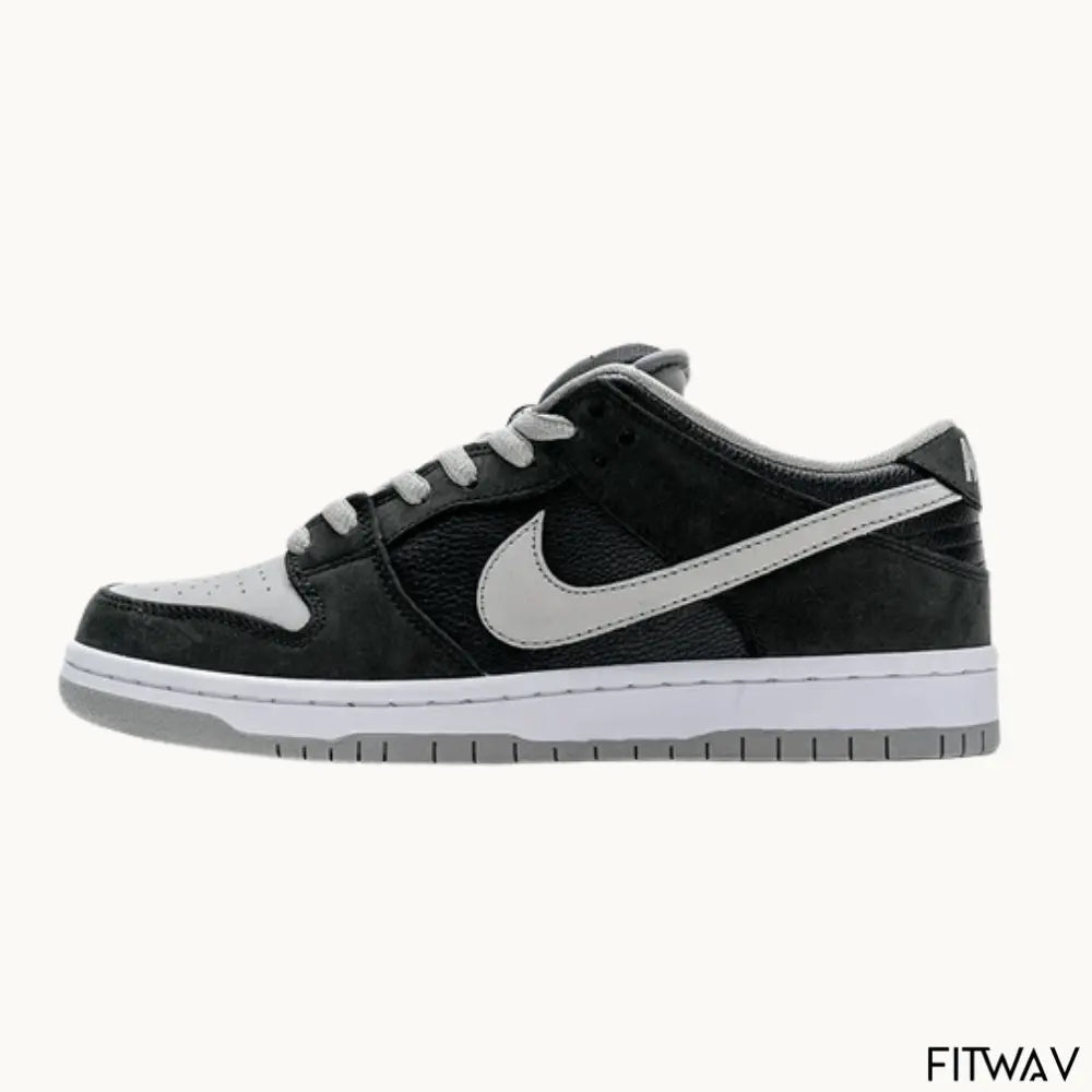 O Nike SB Dunk low pro fog shadow  traz estilo autêntico e versatilidade unissex. Cabedal em camurça e couro, ideal para o dia a dia ou para o skate.