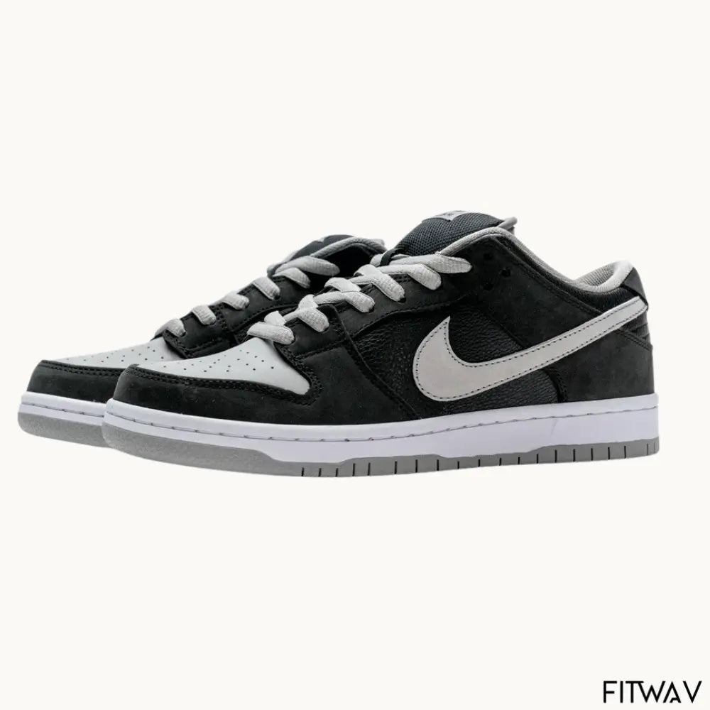 O Nike SB Dunk low pro fog shadow  traz estilo autêntico e versatilidade unissex. Cabedal em camurça e couro, ideal para o dia a dia ou para o skate.