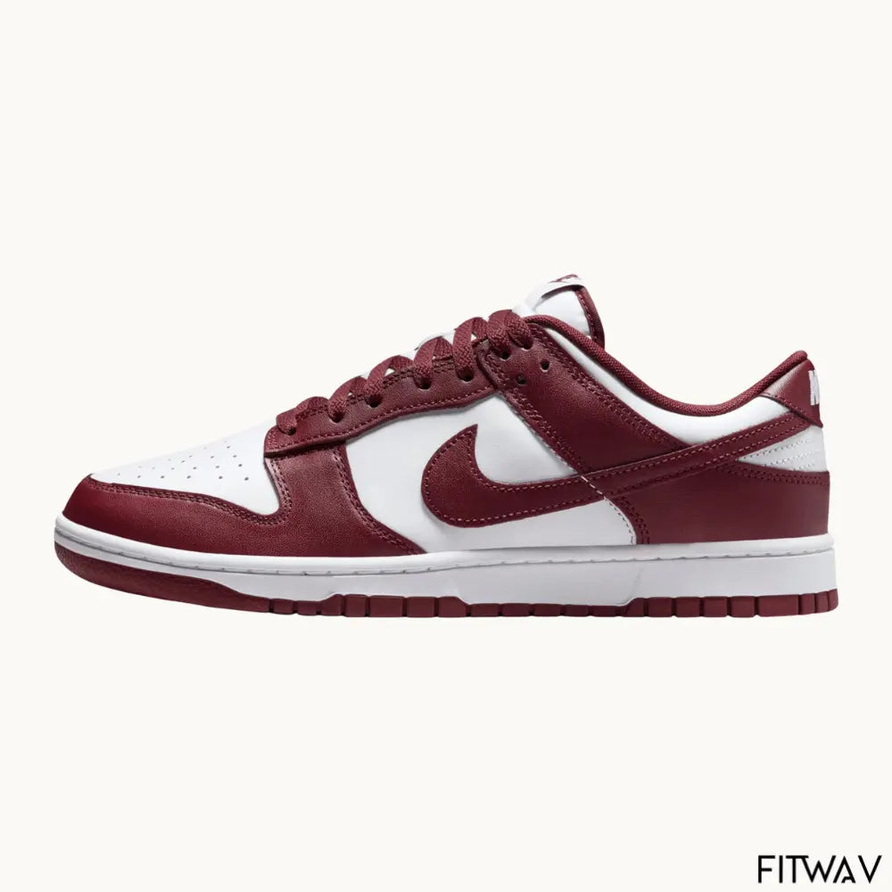Caixa da Nike com o tênis Dunk Low Team Red Bordeaux em couro premium