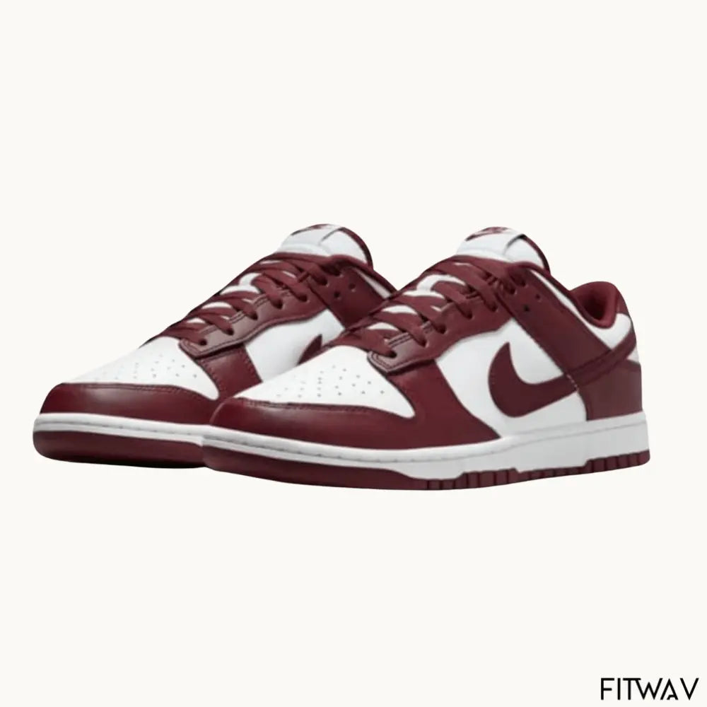 Caixa da Nike com o tênis Dunk Low Team Red Bordeaux em couro premium