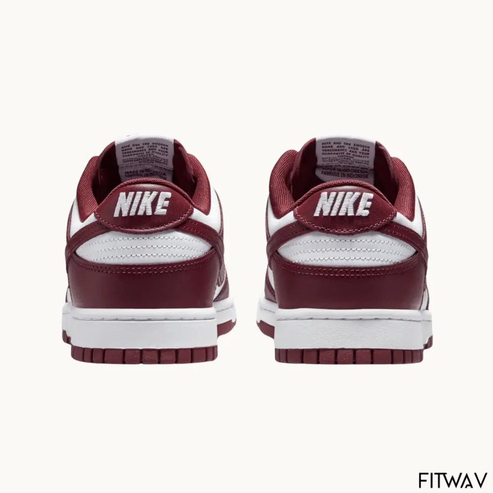 Caixa da Nike com o tênis Dunk Low Team Red Bordeaux em couro premium