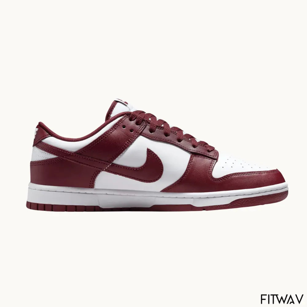 Caixa da Nike com o tênis Dunk Low Team Red Bordeaux em couro premium