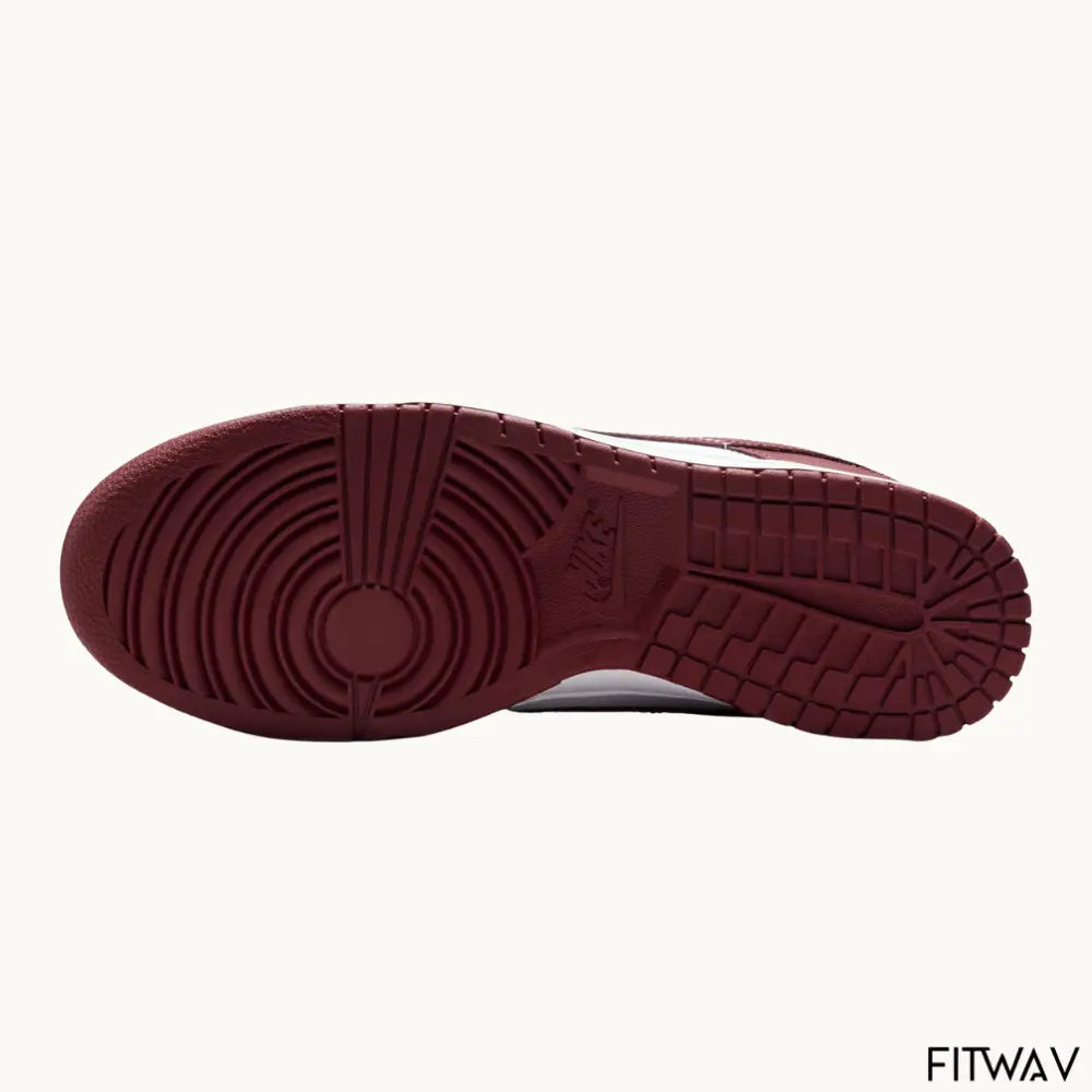 Caixa da Nike com o tênis Dunk Low Team Red Bordeaux em couro premium