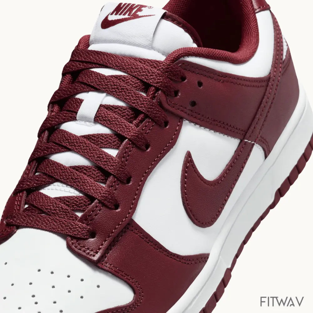 Caixa da Nike com o tênis Dunk Low Team Red Bordeaux em couro premium