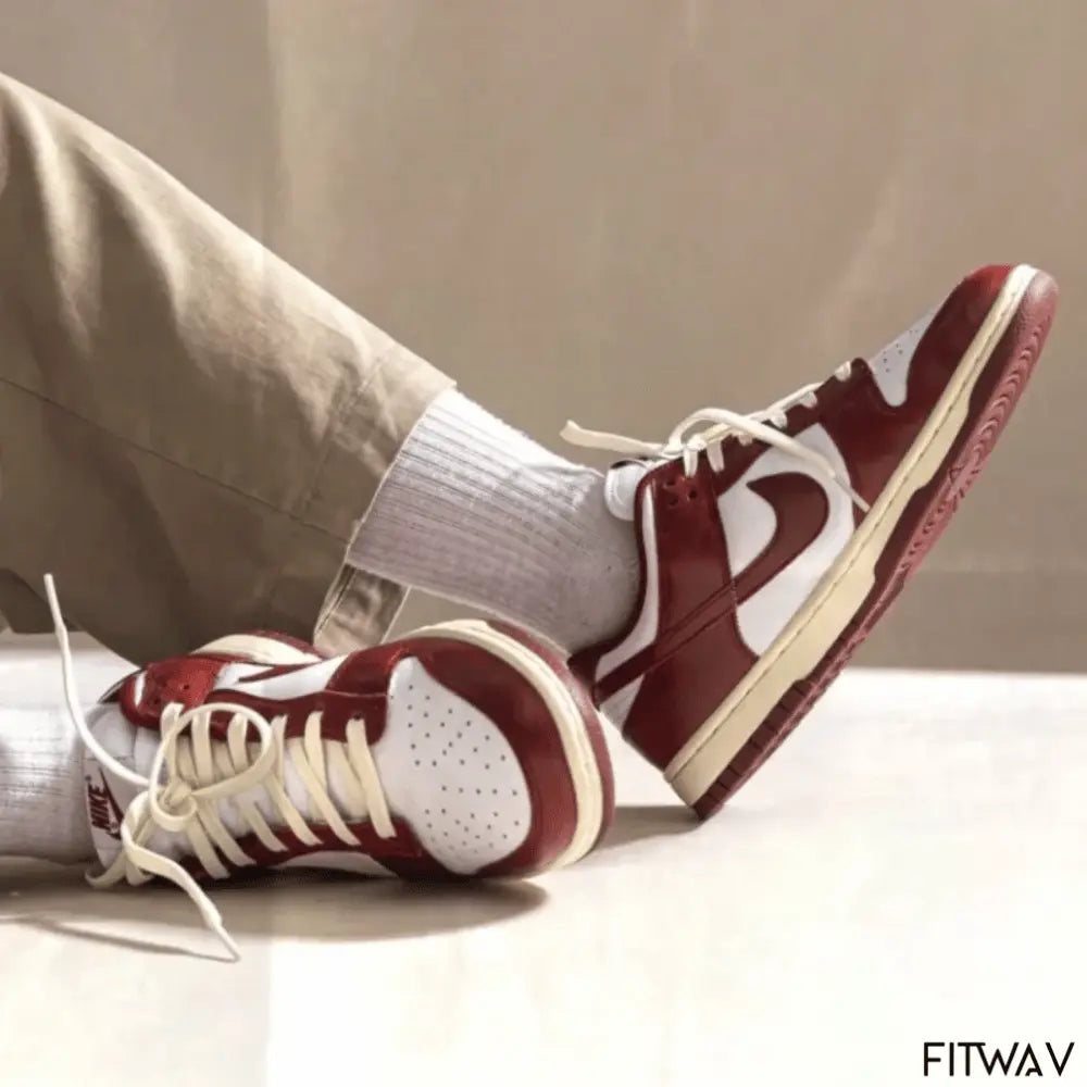 Caixa da Nike com o tênis Dunk Low Team Red Bordeaux em couro premium