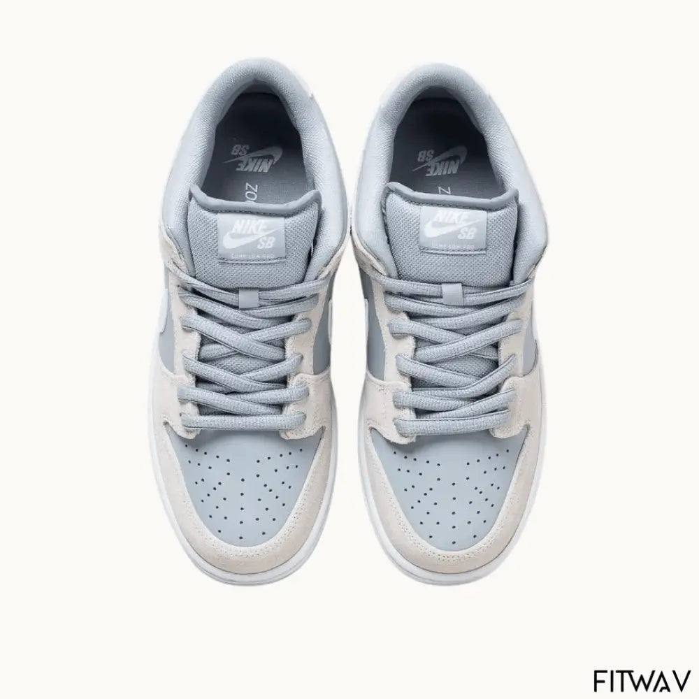 Tênis Nike Dunk Low Grey Suede visto de lado, acabamento em suede cinza premium