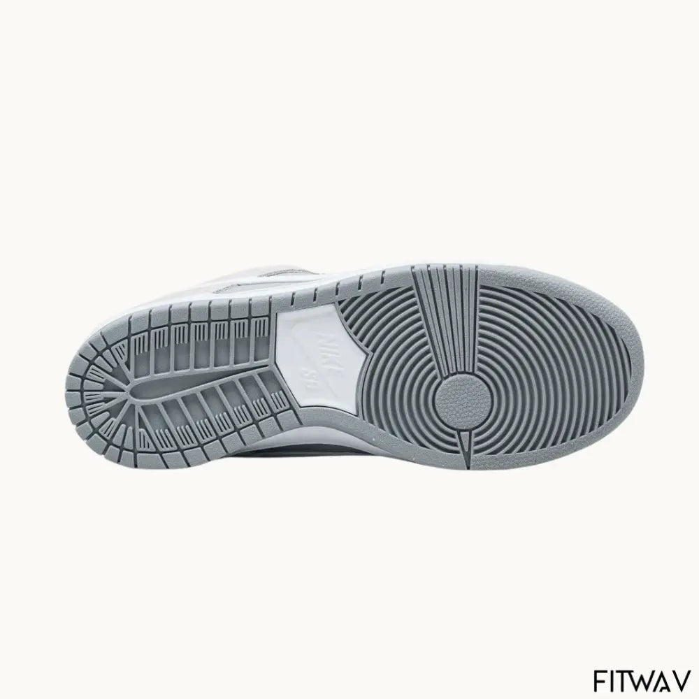 Tênis Nike Dunk Low Grey Suede visto de lado, acabamento em suede cinza premium