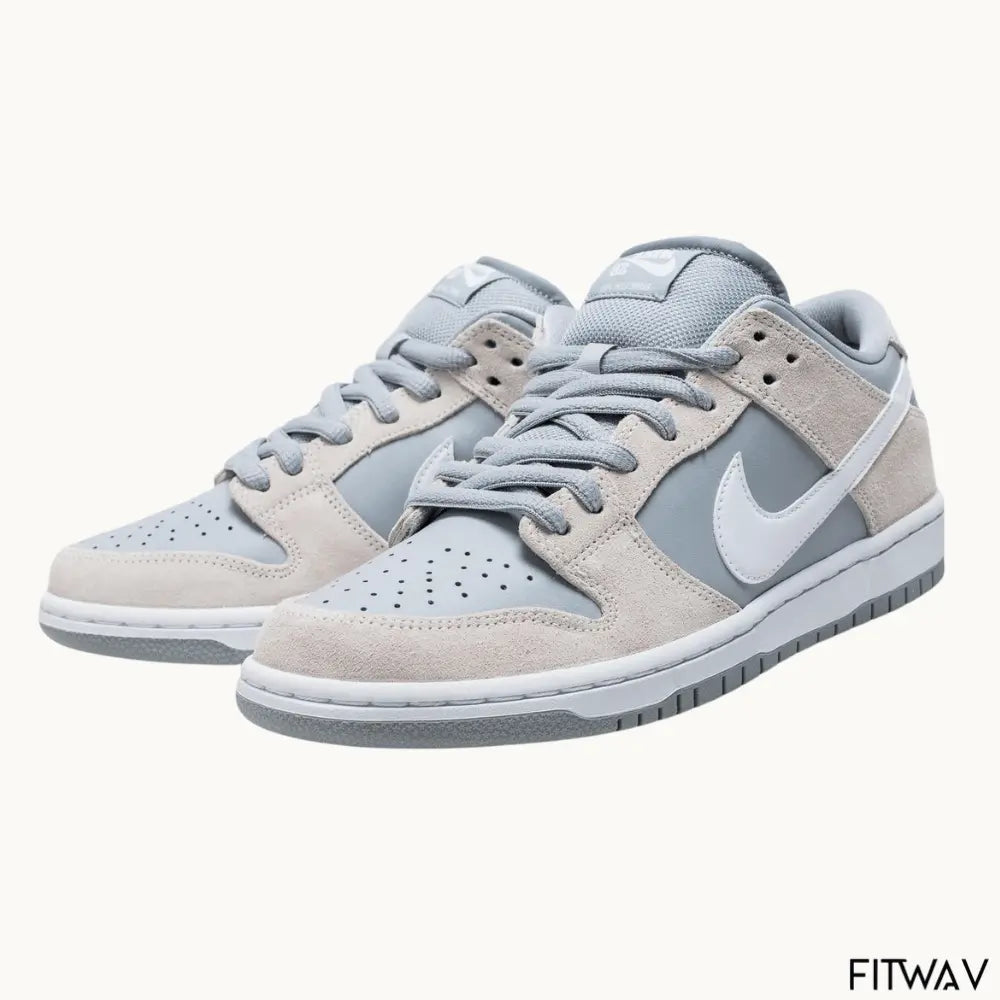 Tênis Nike Dunk Low Grey Suede visto de lado, acabamento em suede cinza premium